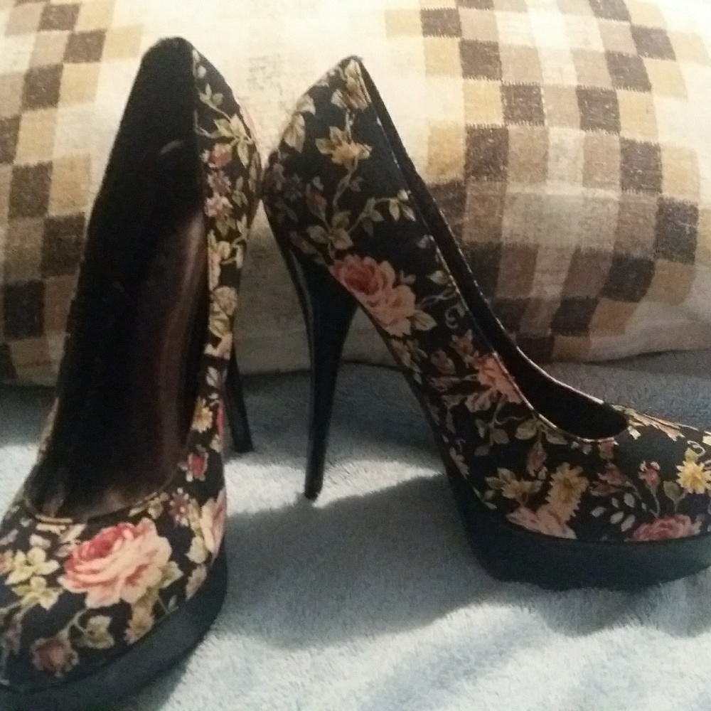 🥀Sexy black flower print heels!🌹